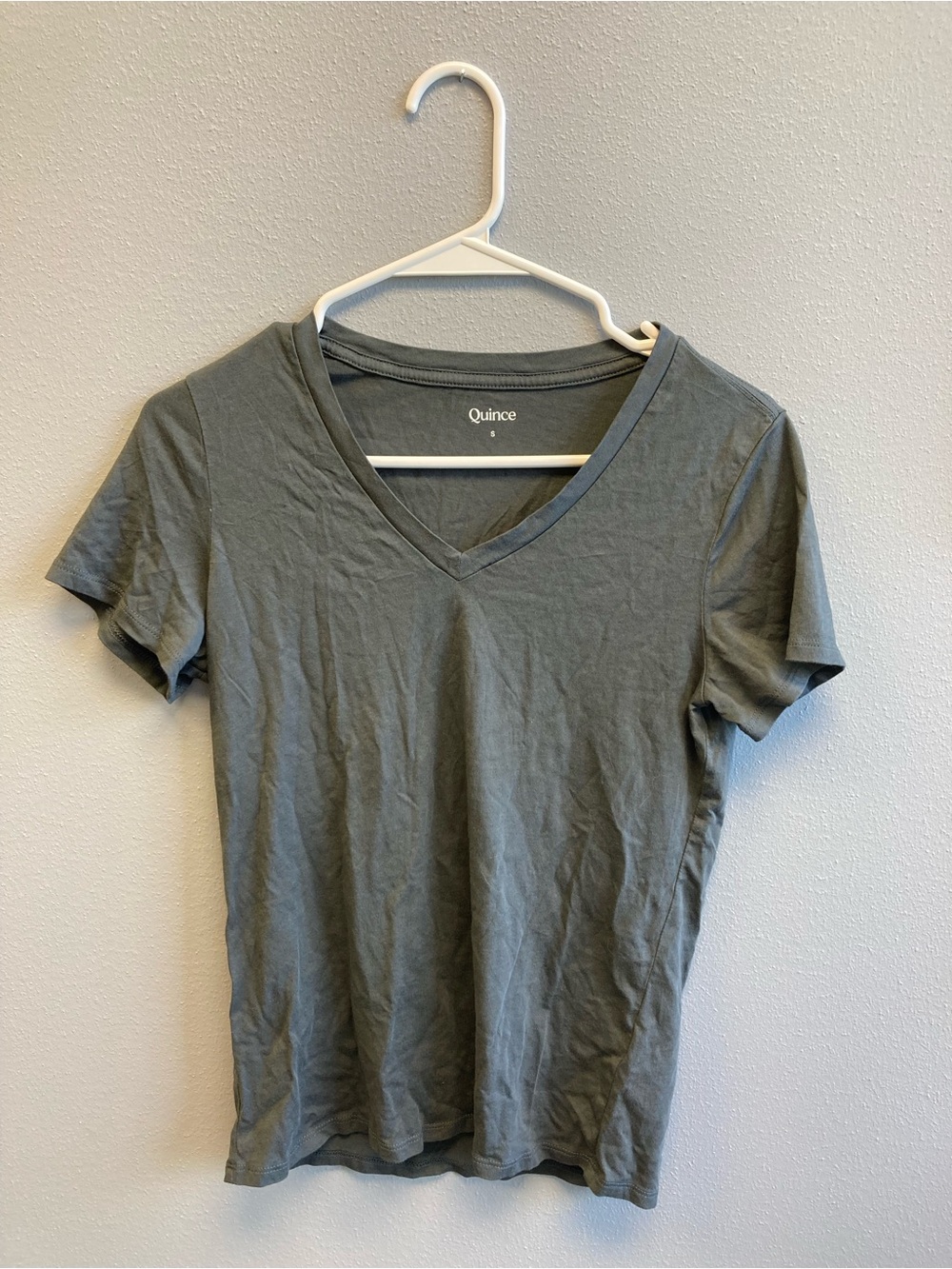 Quince Women's V-Neck Short Sleeve Tee in Charcoal Gray, Sz Small